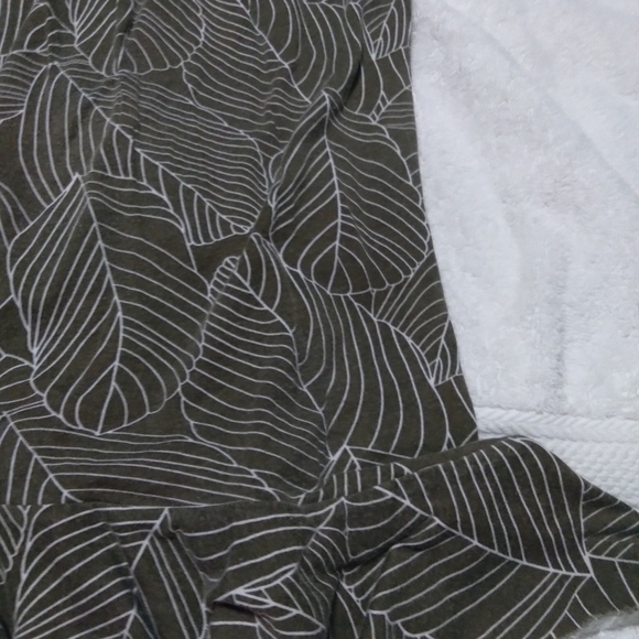 𝅺cato's brand Green leaf print sleeveless top.  Size small. - Picture 4 of 5